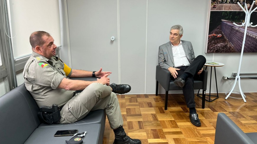 O diretor-presidente da EGR Luiz Fernando Záchia conversa com o coronel Luciano Moritz Bueno da Brigada Militar, sentados em uma sala.
