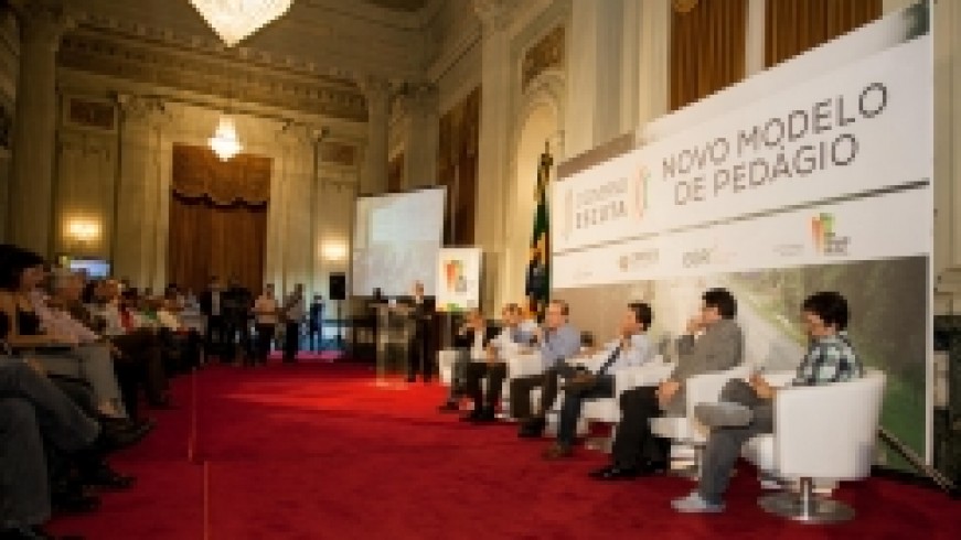 Para ouvir a opinião dos cidadãos, tirar suas dúvidas e receber sugestões para o novo
modelo de pedágios do Rio Grande do Sul, o governador Tarso Genro comandou nesta
quinta-feira (7) a sexta edição do Governo Escuta, realizado no Palácio Piratini. A