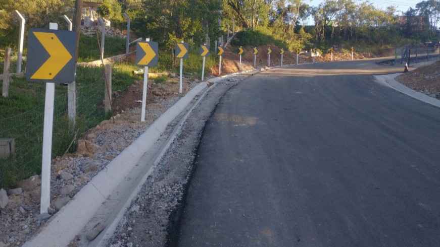 Placas instaladas na ERS-122 na Alça de Caxias