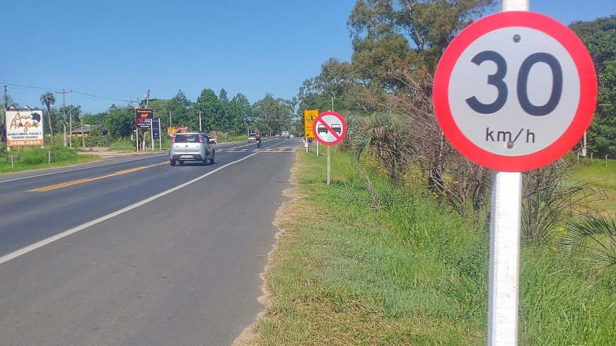 Placas alertam os condutores para redução de velocidade no trecho
