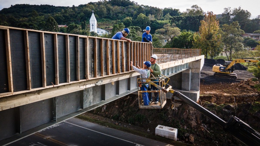 Equipes instalaram fôrmas de madeira na estrutura do viaduto 