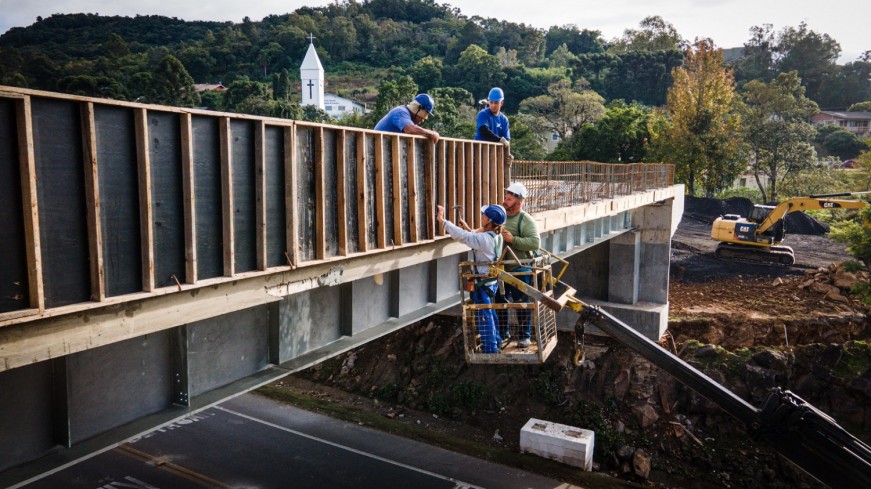 Equipes instalaram fôrmas de madeira na estrutura do viaduto