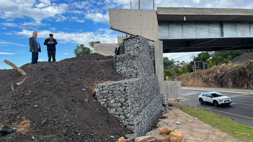 Záchia visita canteiro de obras onde está sendo construído o viaduto da ERS-115, em Gramado