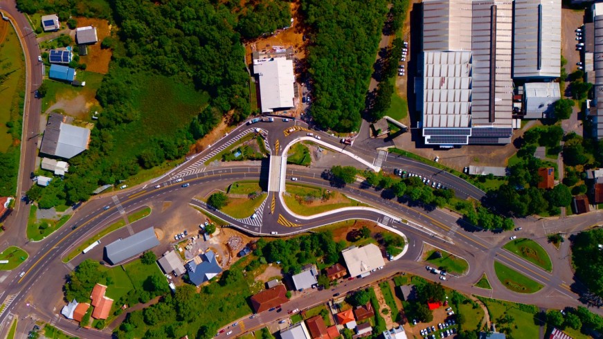 Imagem aérea do viaduto e do entorno da obra, em Gramado 