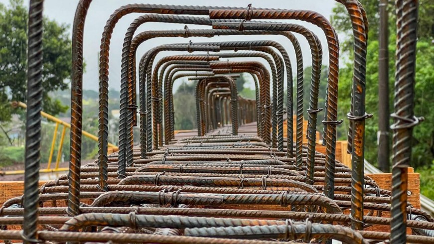 Cada viga utilizada no processo construtivo da ponte é composta por 2,3 toneladas de ferro