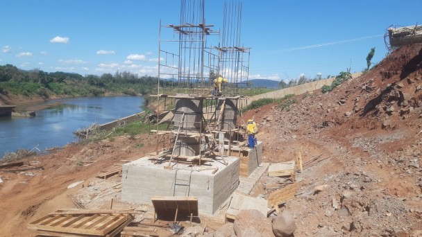 Construção dos pilares ponte ERS 130
