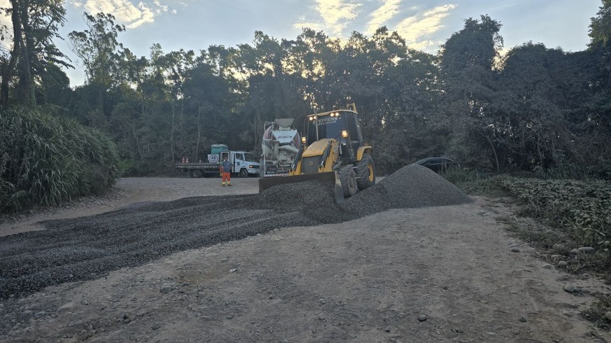 Máquinas executam melhorias significativas na estrada