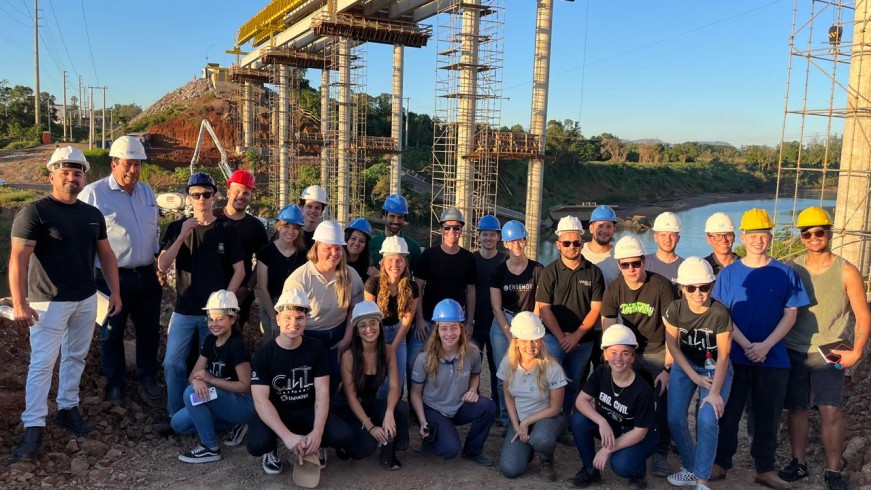 Alunos de engenharia visitam obra da ponte da ERS-030, em Lajeado