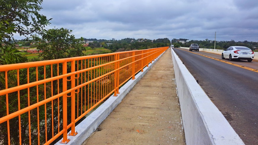 Calçada de passeio na ponte da ERS-130