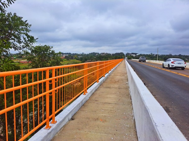 Calçada de passeio na ponte da ERS-130