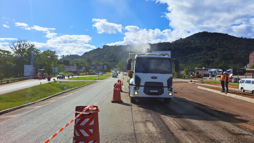 Readequação da rótula localizada no km 14 da ERS-115