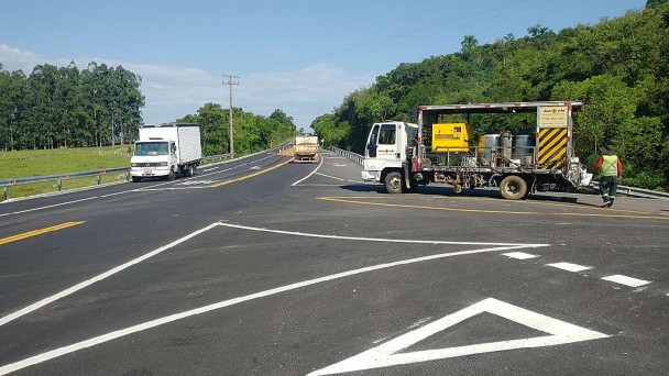 Manuten&ccedil;&atilde;o sinaliza&ccedil;&atilde;o horizontal ERS 474 SAPatrulha Rolante jpg