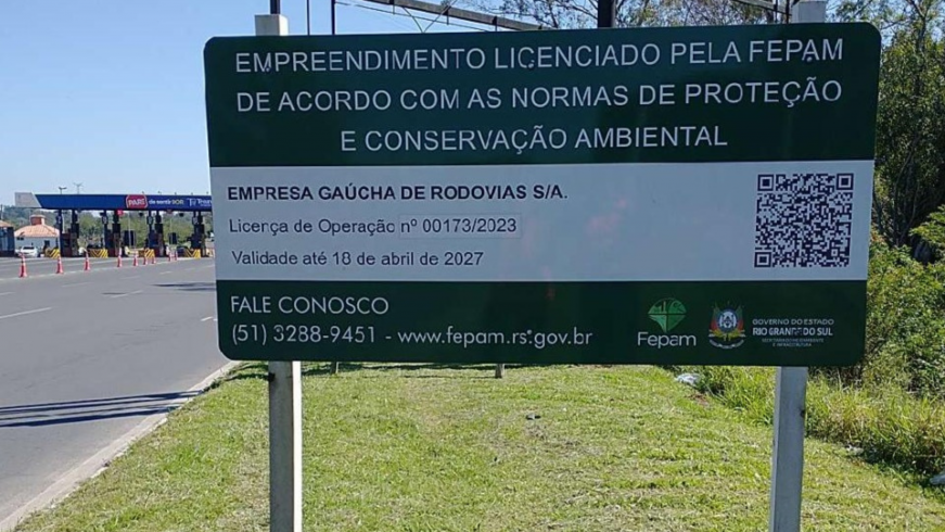 Placa na pra&ccedil;a de ped&aacute;gio 
